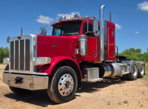 2013 Peterbilt 388 Flattop Sleeper Truck