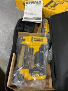 DEWALT 20V MAX* Stapler Kit