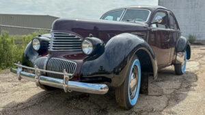 1940 GRAHAM HOLLYWOOD SEDAN